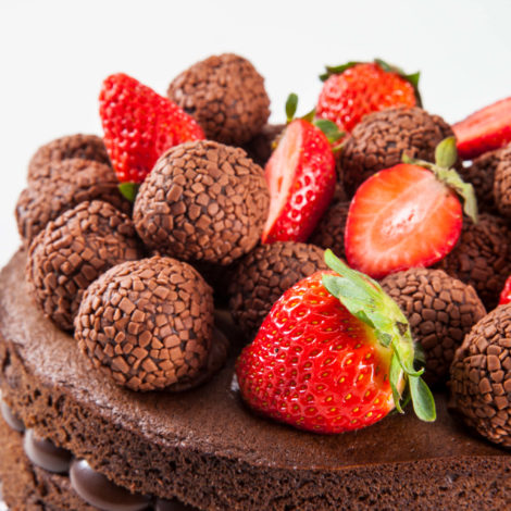 Bolo de brigadeiro com morango