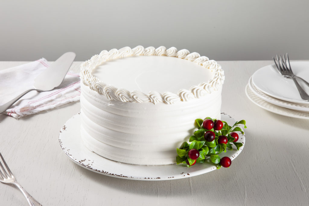 decoração de bolo com chantilly branco